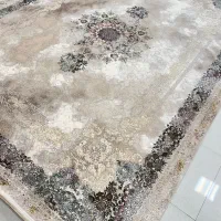 ترنج مرکزی نماد خورشیددر میان فرش می‌درخشد