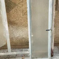 پنجره و یه درب چوبی