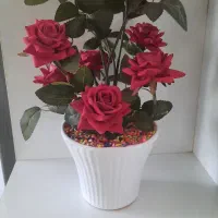 دو تا گل رز قرمز مصنوعی