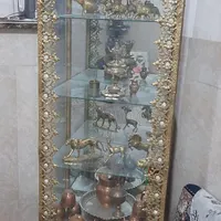 ویترین برنز یا پادیشن برنززیبا با وسایل داخل|بوفه، ویترین، کنسول|قم, شاد قلی|دیوار