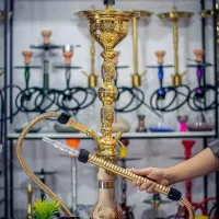 کارگر قلیان آقا در کافه پاره وقت
