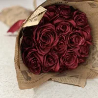 یک دسته گل ربانی بارنگ زرشکی