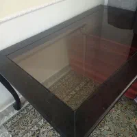 میز نهار خوری6نفره‌صندلی‌ندارد‌میز‌خالیه‌باشیشه
