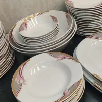 یه سری ظرف چینی در حدنو بدونه لب پر