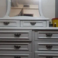 میز ارایش به همراه اینه و یک صندلی
