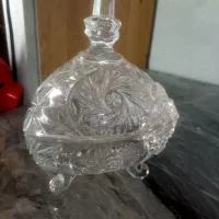 تعدادی ظروف کریستال به فروش میرسد