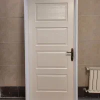 درب چوبی +چهارچوب ضخیم آهنی +دستگیره+لولا+قفل