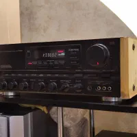 آمپ کینگ سایز سینمایی ، استریو سنسویی AU-V7000