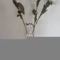گلدان و گل مصنوعی