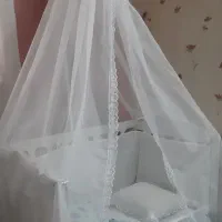تخت نوزاد کنار مادر