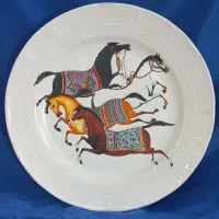بشقاب و دیوار کوب اسب