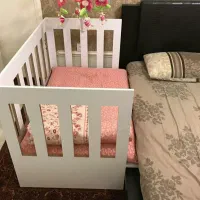 تخت کنار مادر