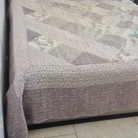 تخت خواب دو نفره با دو پاتختی بسیار تمیز
