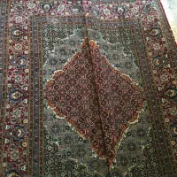 یک فرش ۹متری قدیمی لاکی رنگ سالم بدون پارگی