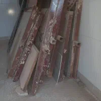 پنجره آلومینیم رنگی،شیشه ها سالم با قاب پروفیل آهن