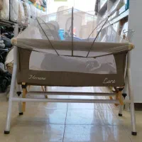 تخت کنار مادر و گهواره نو
