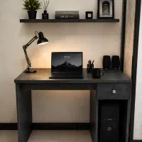 میز کامپیوتر مدرن و تمیز