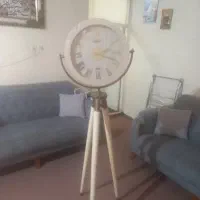 یک عدد ساعت ایستاده
