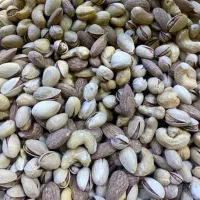 فروشنده خانم در آجیل فروشی