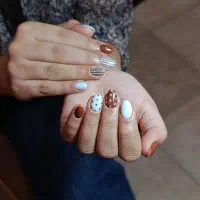 خدمات و آموزش ناخن و مژه