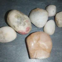 سنگ قیمتی. عبور نور دارند وسختی بالا