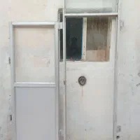 یک چهارچوب بادرب آلمینیوم