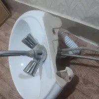 روشویی همراه با شیر آب