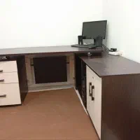 میز تحریر و کامپیوتر