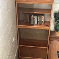 کتابخانه با روکش چوب قدیمی