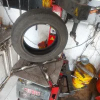 کارگر پنچر گیری تعویض لاستیک ،جوان فعال