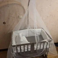 تخت چوبی کنار مادر