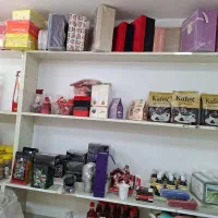 قفسه و ویترین مغازه فروش اجناس باقی مانده