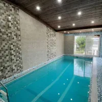 ترکیب-زمستان-و-استخر-آب-گرم-در-این-ویلا-نوساز