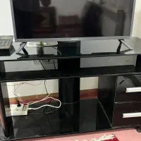 میز تلویزیون شیشه ای تمیز