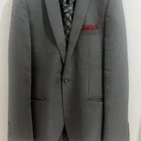 یک دست کت و شلوار طوسی سیر به همراه کراوات