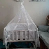 تخت کنار مادر