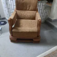 یک دست مبل سالم وتمیز ۷نفره همراه میز