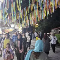 فروشنده خانم در بازار روز