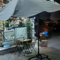 با سلام چتر سه تای چرخ دار وتعدادی قفسه  چوبی