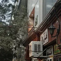 شیفت شب پذیرش هتل(راننده مینوبوس باشه)