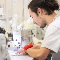 نیازمند خیاط ماهر به صورت (سری دوزی) با تجهیزات