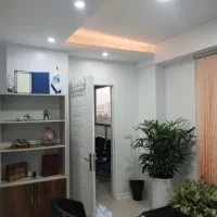 میز مدیریت و کتابخانه