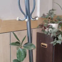 فروش یک عدد چوب لباسی ایستاده پایه سنگی