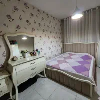 تخت خواب دو نفره و میز توالت و پاتختی