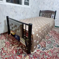 تخت یک نفره تمیز و سالم و مرتب همراه با خوش خواب