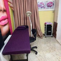 تخت ماساژ  دو. عدد موجوده  و تابوره