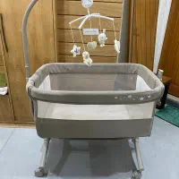 تخت کنار مادر