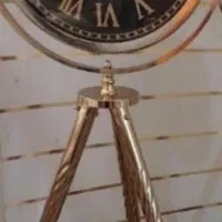 ساعت سه پایه فلزی دور نقره ایی رنگ