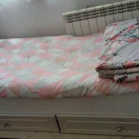 تخت ومیز تحریر