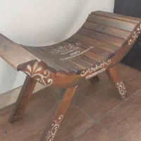 صندلی چوبی . دکور عکاسی